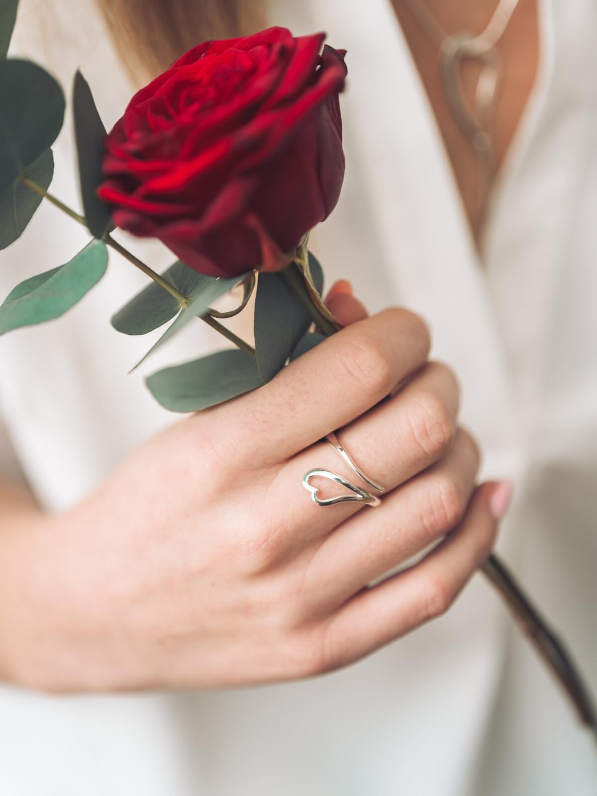 Girlfriend gifts for valentine's day