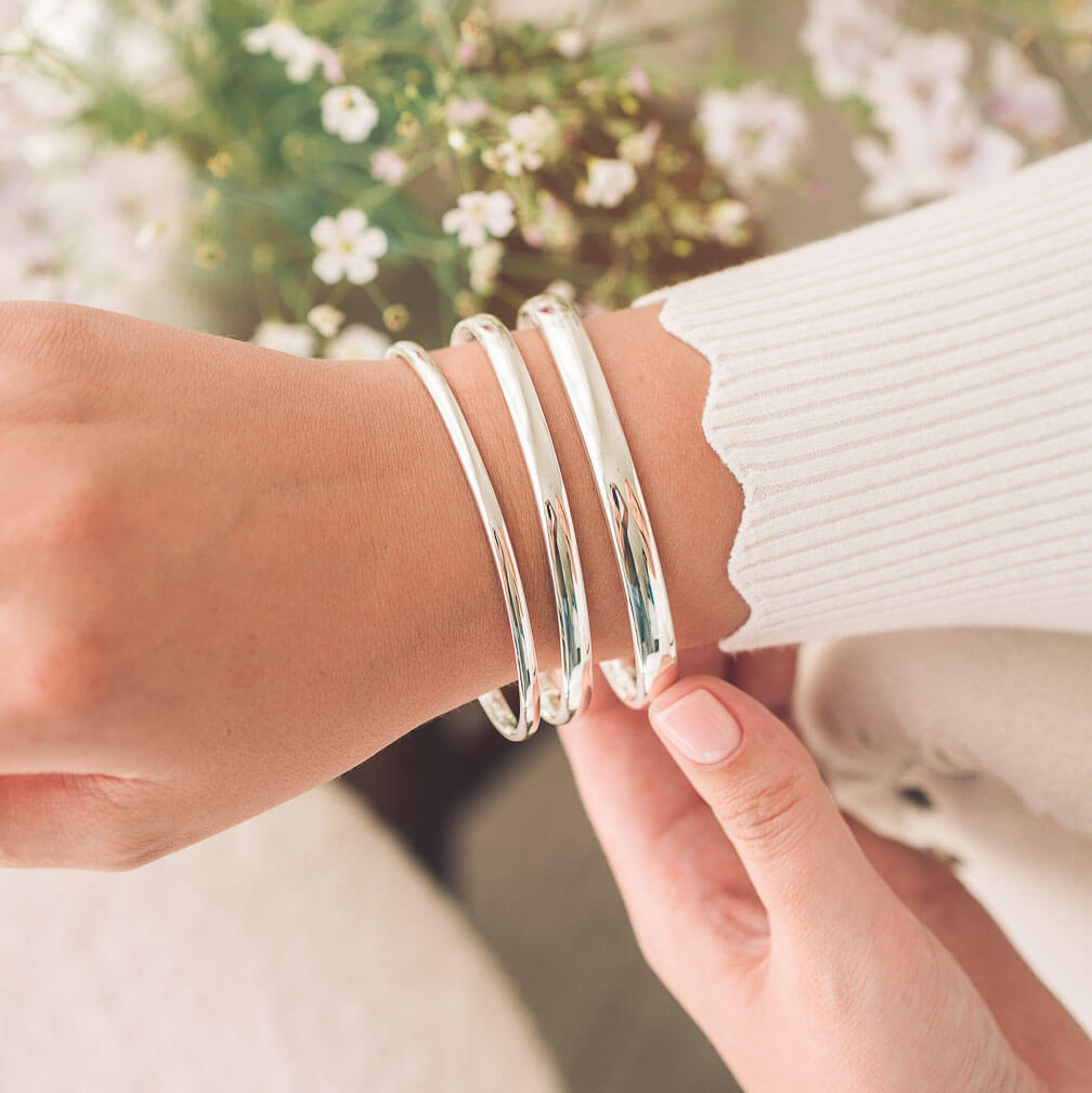 Oval Court Silver Bangle