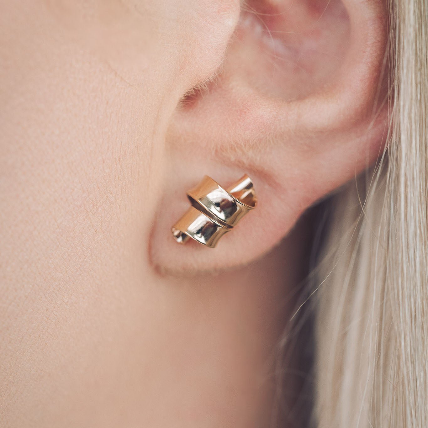 Sarah Ribbon 9ct Gold Stud Earrings - Earrings