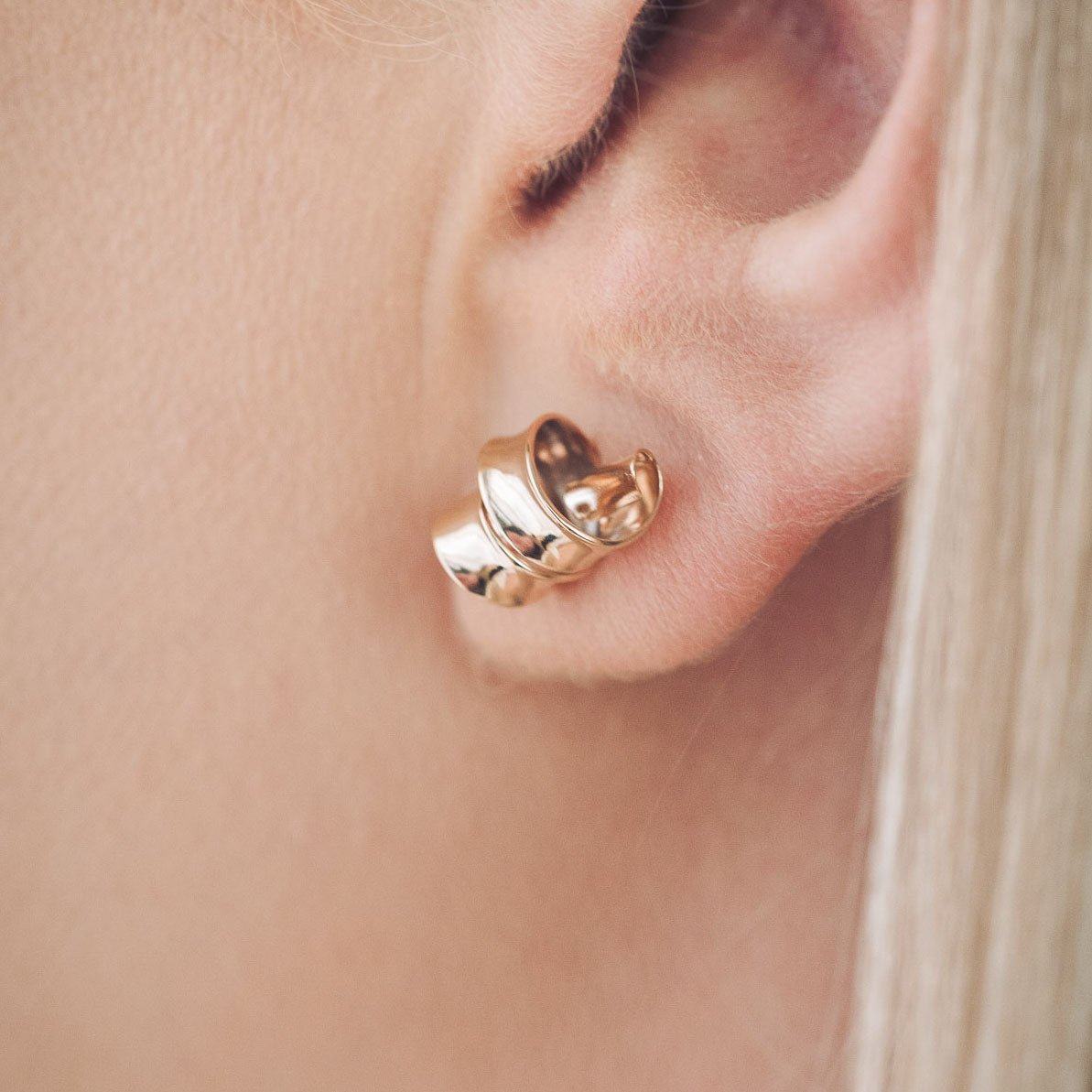 Sarah Ribbon 9ct Gold Stud Earrings - Earrings