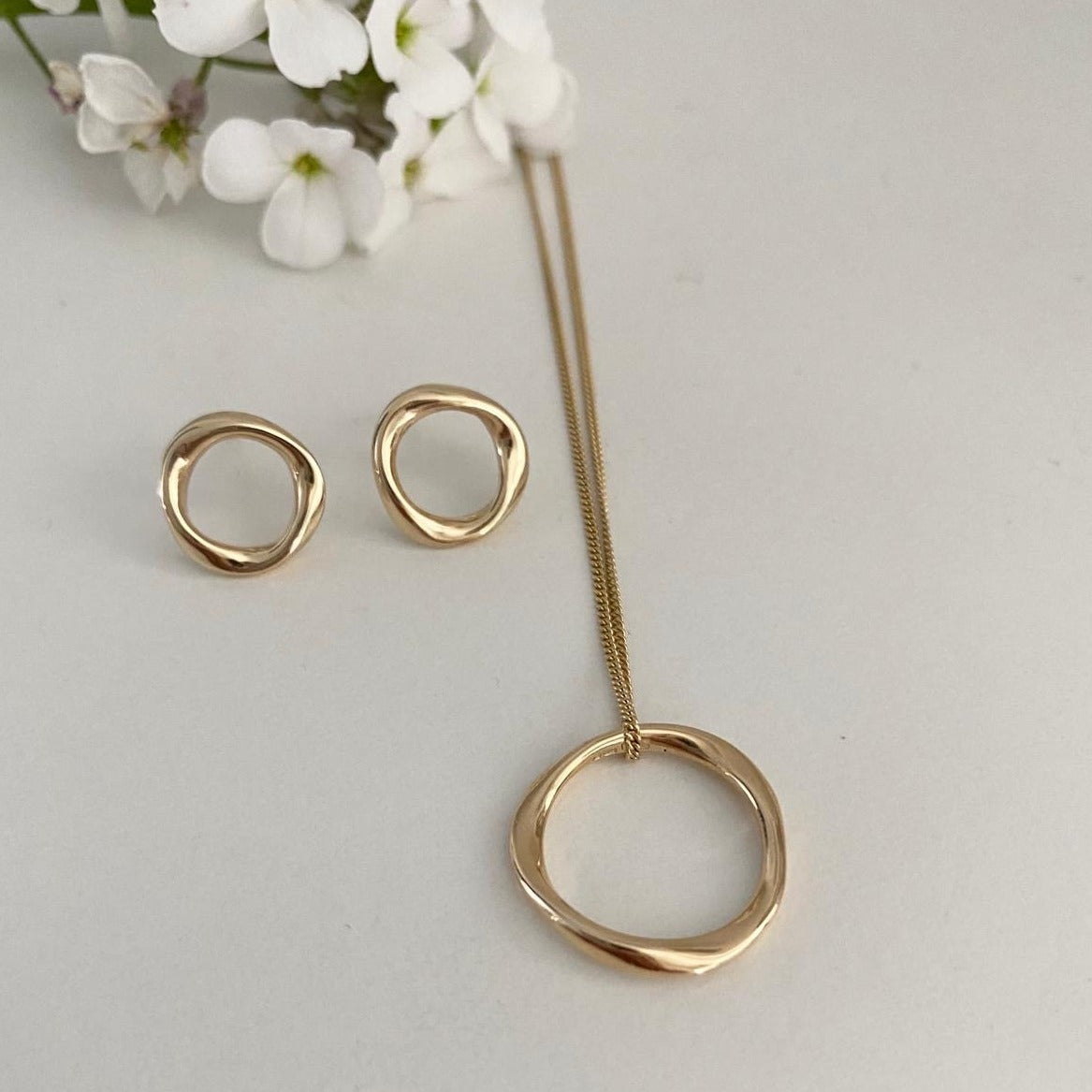Gold Simple Twisted Circular Pendant